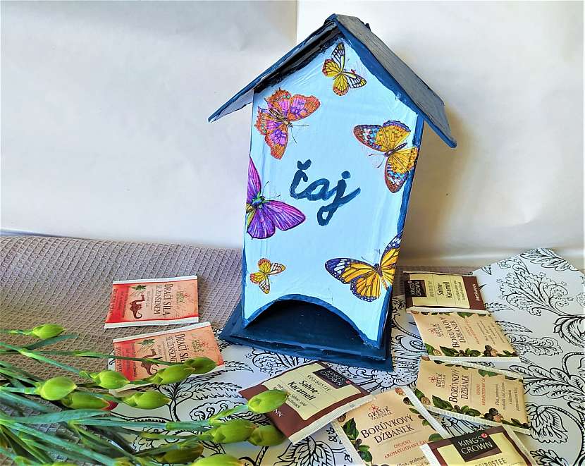 Doma vyrobený domeček na čaje z lepenky s karafiáty a porcovaným čajem (Zdroj: Adriana Dosedělová) 