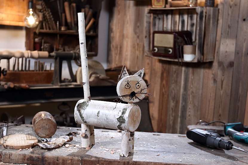 Výroba dekorativní kočičky z březového polena (Zdroj: Prima DOMA)