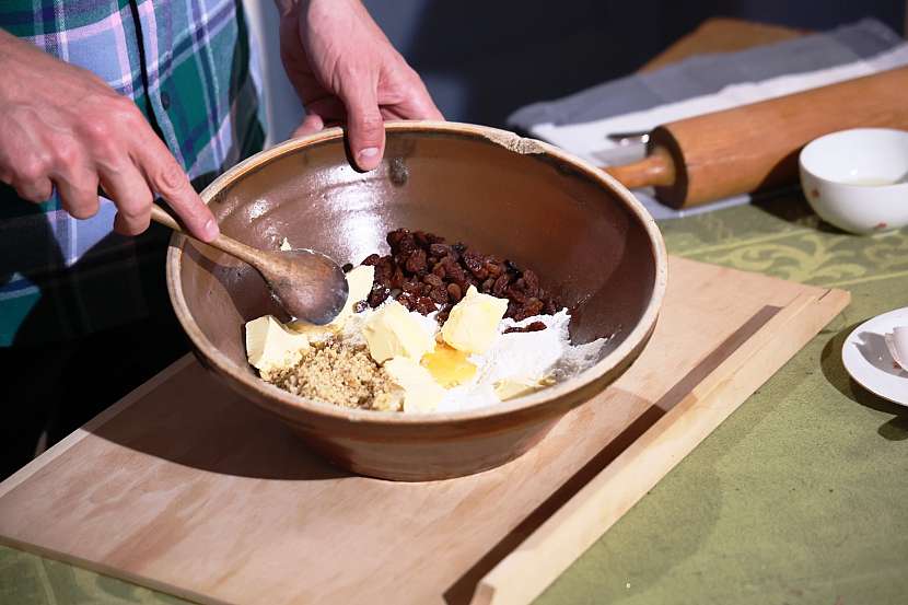 V hlubší míse smíchejte všechny ingredience s výjimkou moučkového cukru