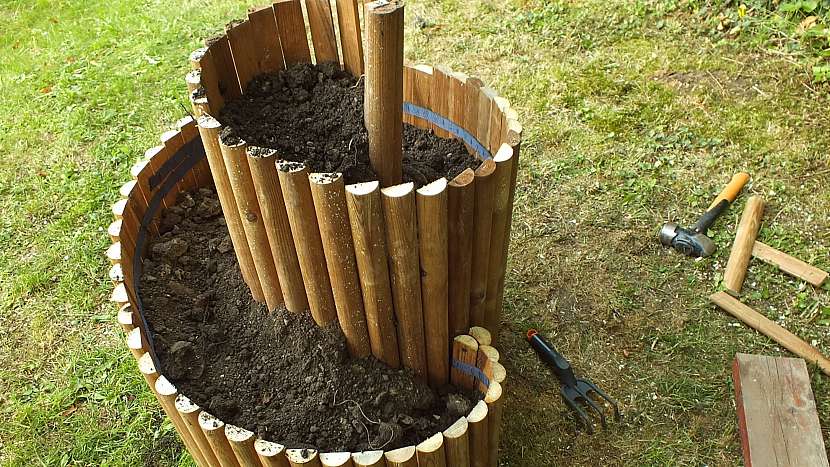 Bylinkový šnek: vyplníme zeminou