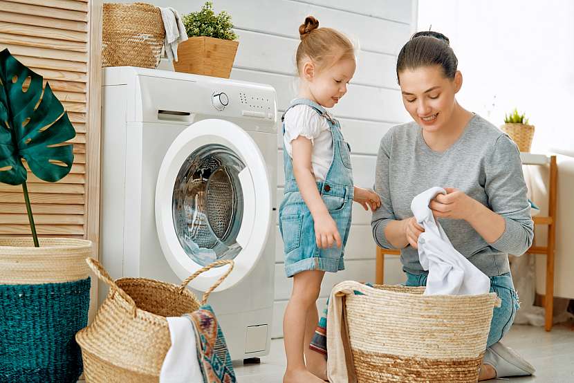 Třídění prádla s holčičkou