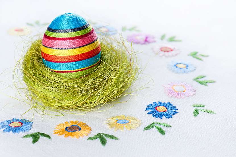 Velikonoční dekorace z vajíčka a bavlnky (Zdroj: Depositphotos.com)