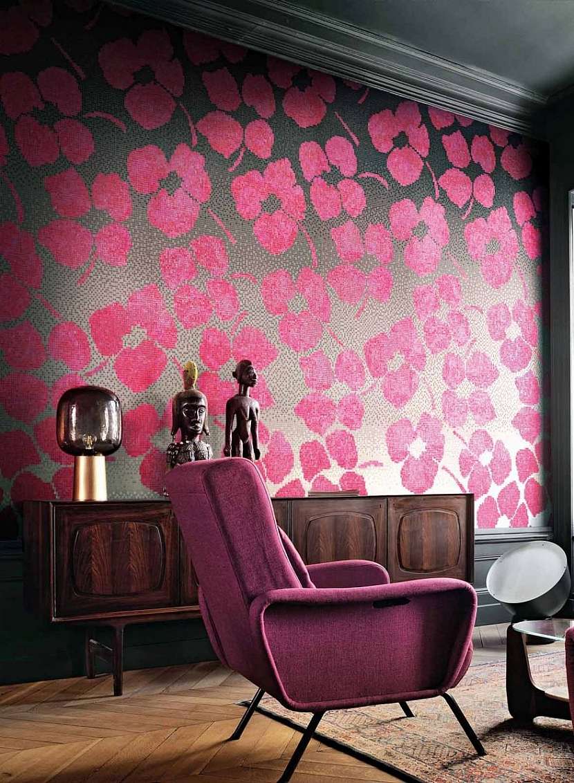 Mozaika na stěně inspirovaná Bougainvillií a křeslo ve stejném odstínu. Design Carlo dal Bianco, foto Erick Saillet, Bisazza.