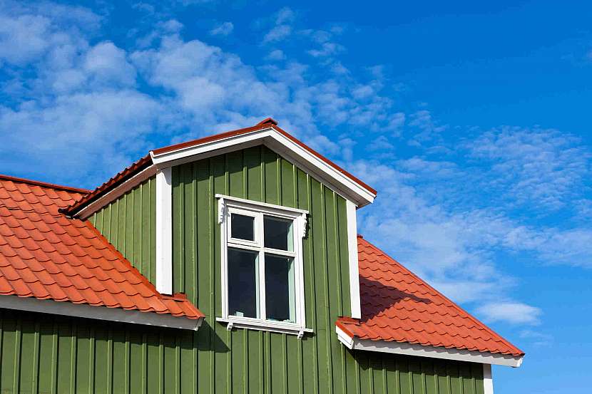 Kontrastní barva střechy oproti fasádě
