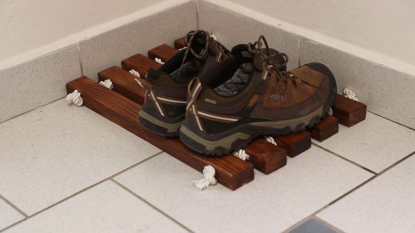 Boty si můžete odložit na originální dřevěnou rohožku (Zdroj: Prima DOMA)