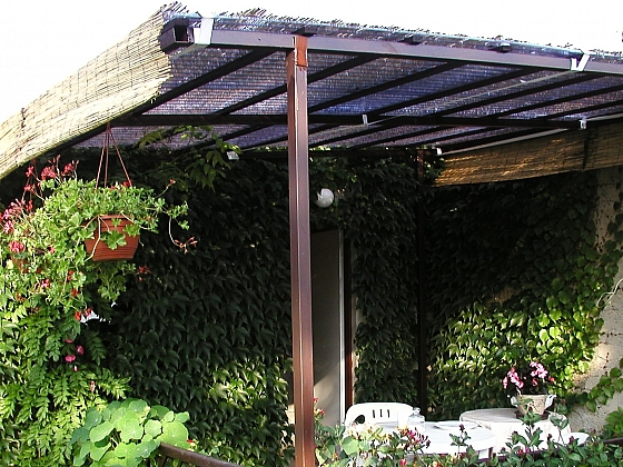 DIY zahradní nábytek: Zastřešená pergola