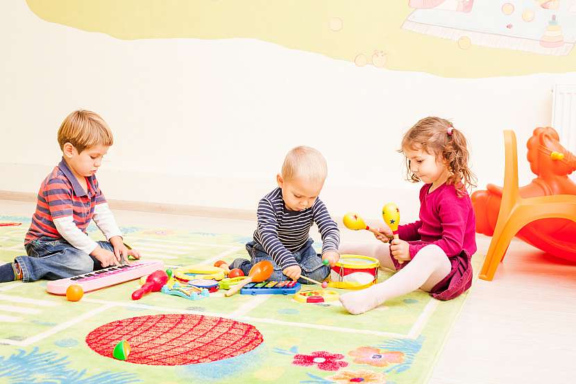 Na dětském koberci si děti vyhrají, sedí v měkkém a nestudí je podlaha (Zdroj: depositphotos.com)