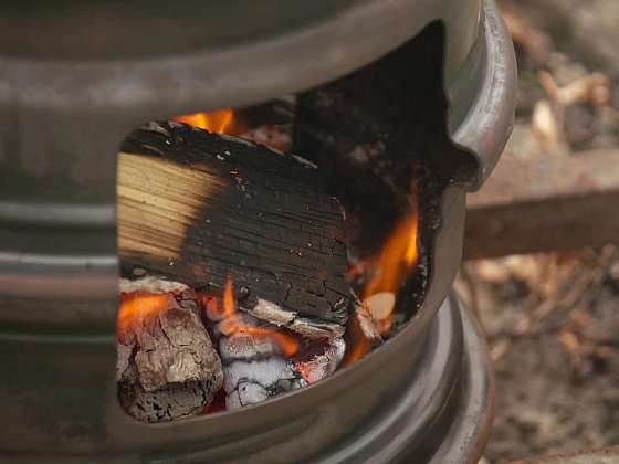 Bramborové placky z grilu vyrobeného ze starého ráfku