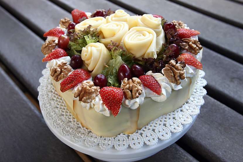 Sýrový dort s růžičkami – pochoutka nejen pro milovníky sýrů (Zdroj: Archiv FTV Prima)