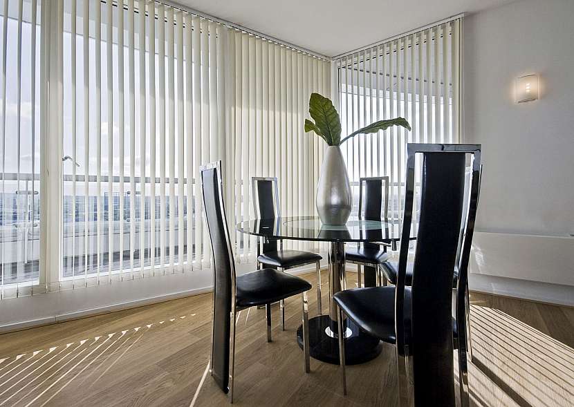 Vertikální žaluzie v kanceláři ochrání před sluncem a jsou dekorativní (Zdroj: depositphotos.com)