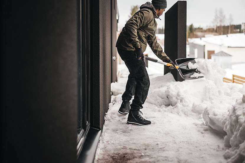 Úklid chodníku má sice zajistit obec či město, neuškodí ale, když se zapojíte i vy (Zdroj: Fiskars)