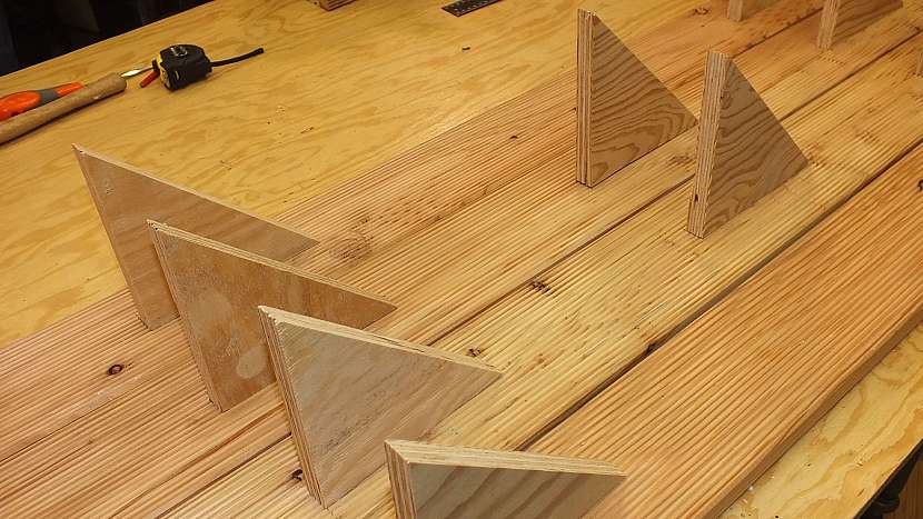 Zahrádka na stojato: truhlíky jsou rozmístěny mezi prkny na střídačku