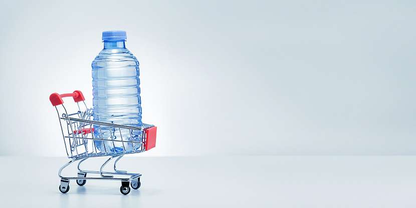 Je nutné kupovat stále balenou vodu? (Zdroj: Depositphotos (https://cz.depositphotos.com))