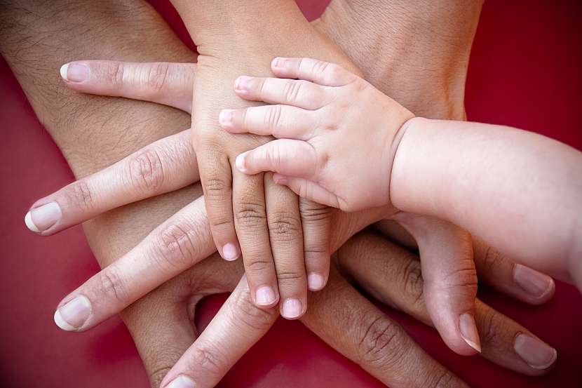 Prstové hry a říkanky s pojené s točením posilují něžná rodinná pouta a jsou často důmyslnými masážemi prstů i dlaní dětí (Zdroj: Depositphotos)