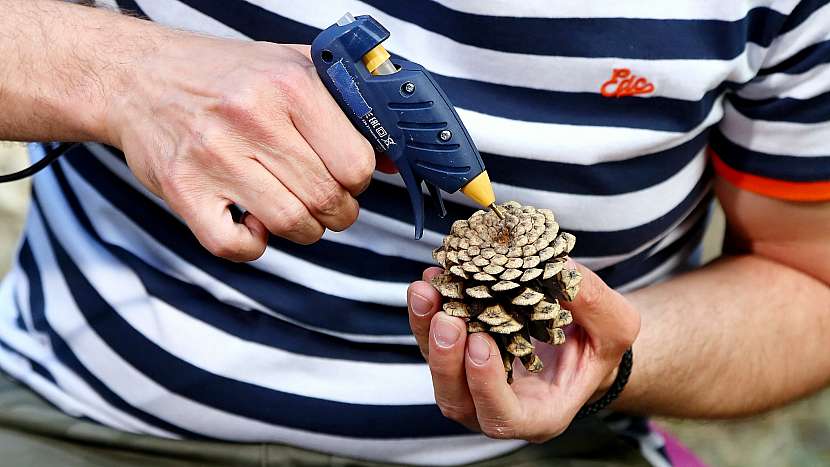 Barevná kytice z šišek: do šišky přilepíme špejli