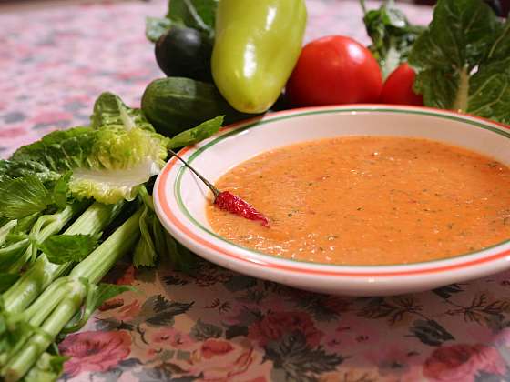 Polévka Gazpacho se servíruje nejlépe vychlazená