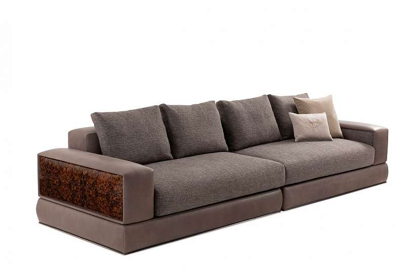 Další luxusní sofa Westbury kombinuje povrch z kůže a textilu, má zdobné boky a jemně probarvené polštáře a celou náruč pohodlí. Bentley Home .