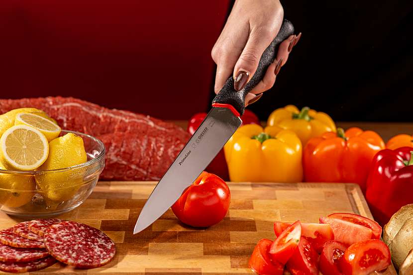 Ocelové ostří je velmi odolné - s takovým nožem se nemusíte bát ani krájení mas s kostmi nebo drcení česneku