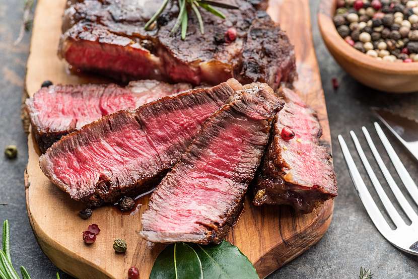 Středně propečený steak s bylinkami a kusem másla