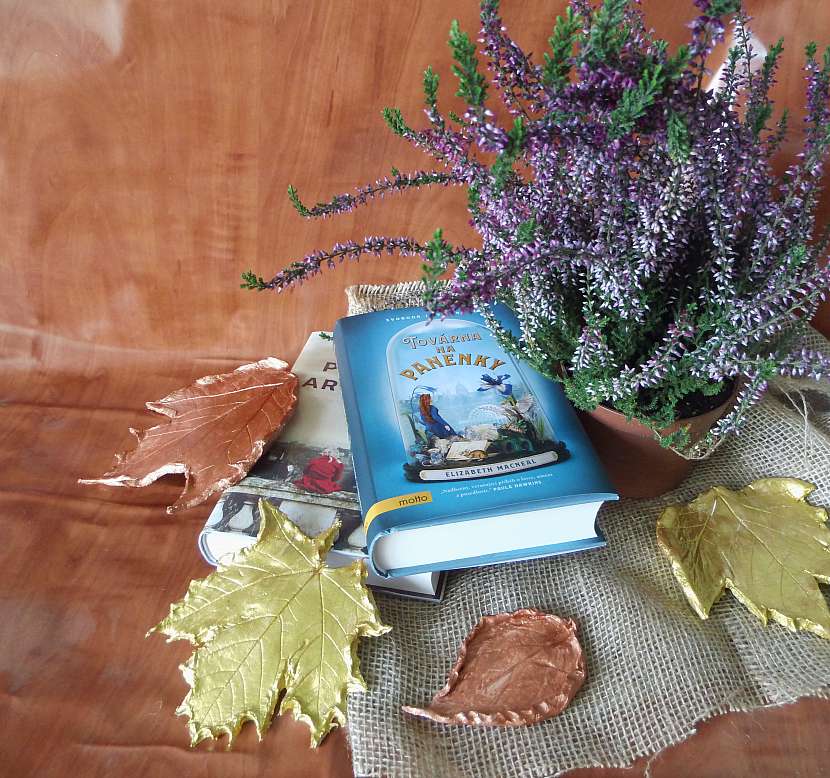 Hotové listy ze samotvrdnoucí hmoty, to je velmi pěkná podzimní dekorace, kterou můžete snadno zakomponovat do svého interiéru (Zdroj: Adriana Dosedělová)