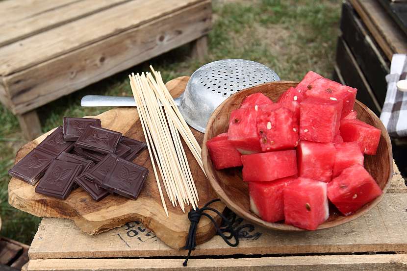 Připravte si oblíbenou tabulkovou čokoládu, meloun, špejle a ozdobné sypání