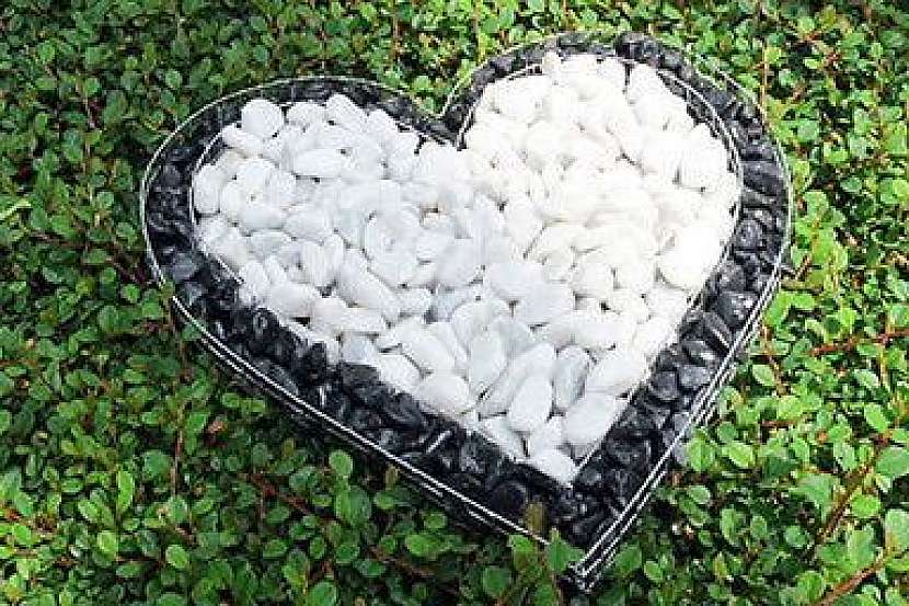Jednoduché minimalistické kamínkové srdce