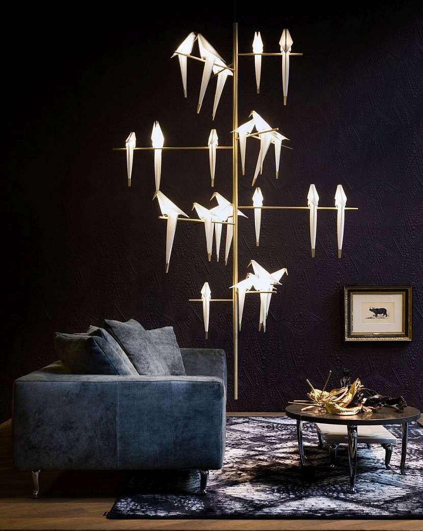 Značka Moooi nenudí nikdy – k pohodlné šedé pohovce s retro nohami, stejnými, jaké má kávový stolek Bassotti – design Marcel Wanders, přidá nepřehlédnutelné svítidlo Perch Light Tree a výrazný koberec.