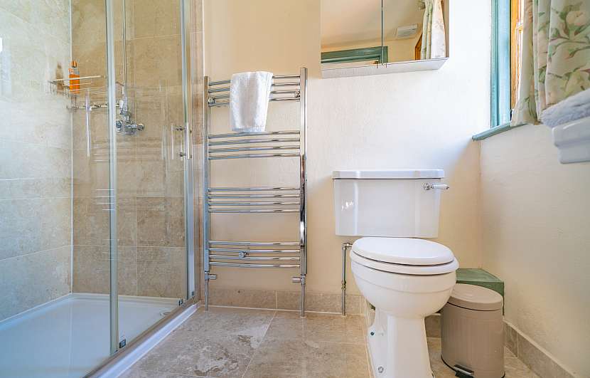 Při čištění sprchového skla neopomíjejte také kolejnice sprchových dveří
