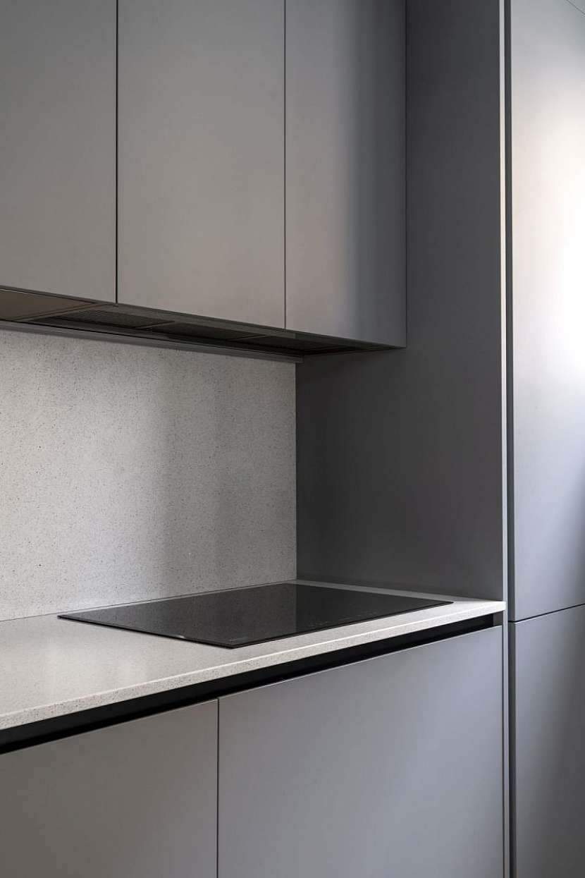 Jednoduchý design byl obohacen o kámen, který je jako tradiční materiál použitý na pracovní desce a zadních panelech.