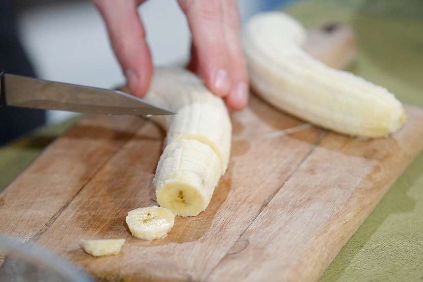 Banán nakrájejte na kolečka
