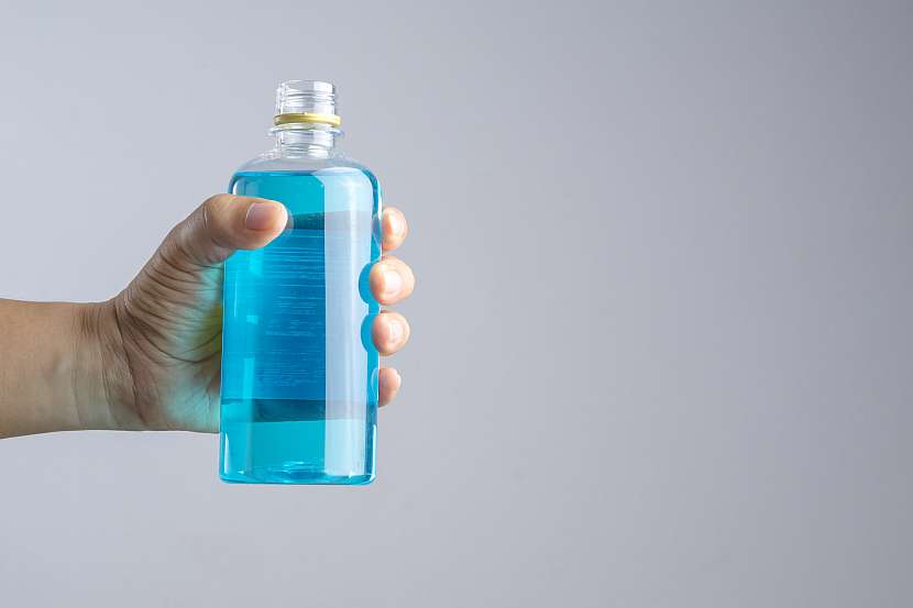Ruka, která drží lahev s peroxidem