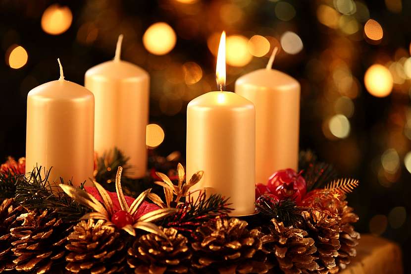 Čtyři svíčky reprezentují čtyři týdny adventu