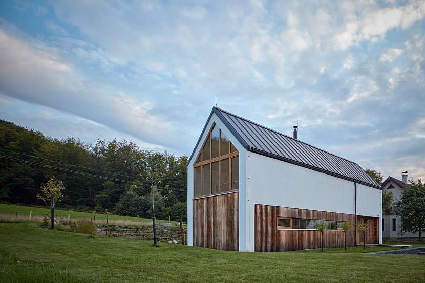 Architekti zvolili klasickou formu domu se sedlovou střechou.