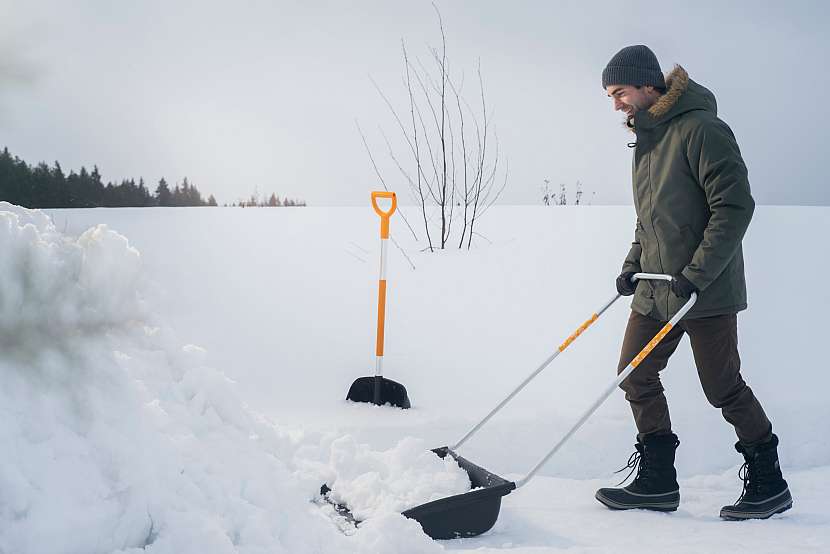 Plastová čepel shrnovače FISKARS SnowXpert je lehká, má vysokou tuhost a pevnost