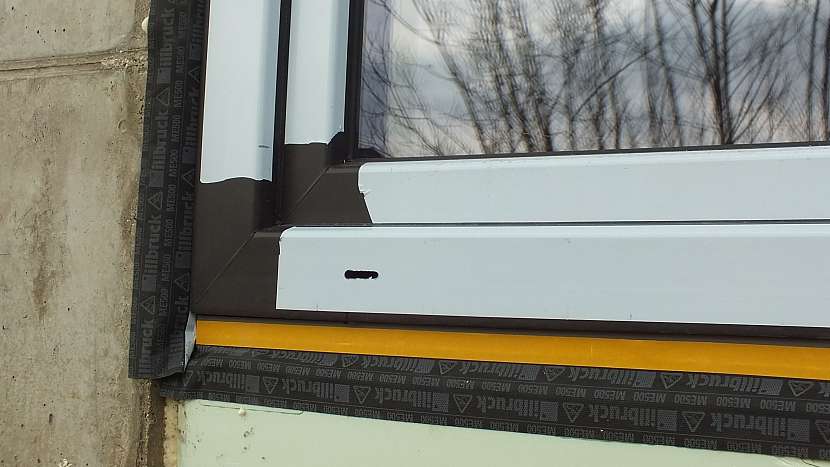 Montáž oken: venkovní pásku přilepíme stavebním lepidlem