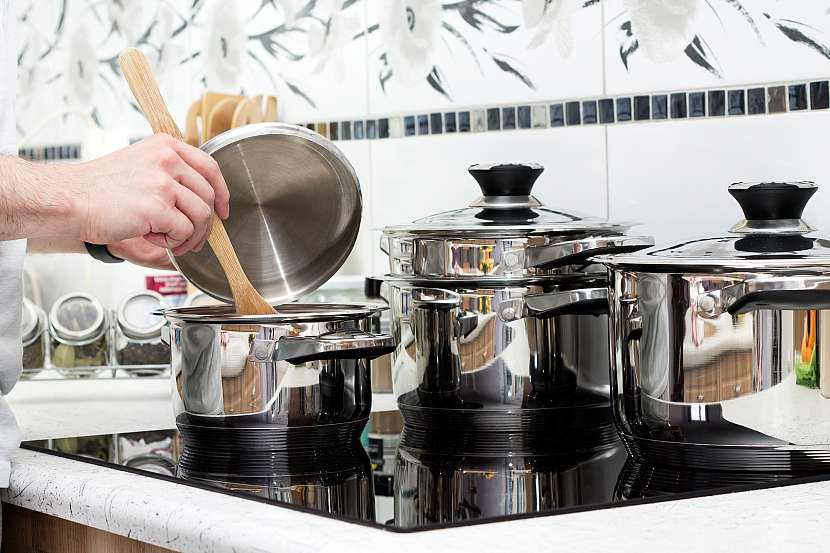 Nerezové nádobí má skvělé vlastnosti, kvůli nimž je rádi v kuchyni využíváme. Pokud však chcete, aby i po letech bylo krásné, musíte se o ně správně postarat. Jak ho vyčistit? (Zdroj: Depositphotos)