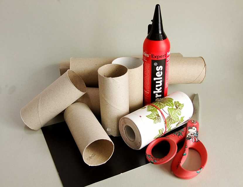 Připravte si papírové ruličky a ostatní materiál a pomůcky