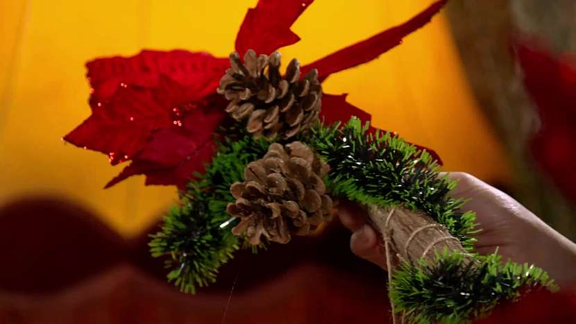Konce větve ozdobte vánočními dekoracemi