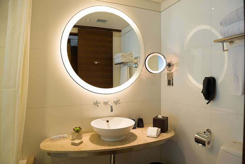 Kulaté zrcadlo v koupelně se zabudovaným osvětlením