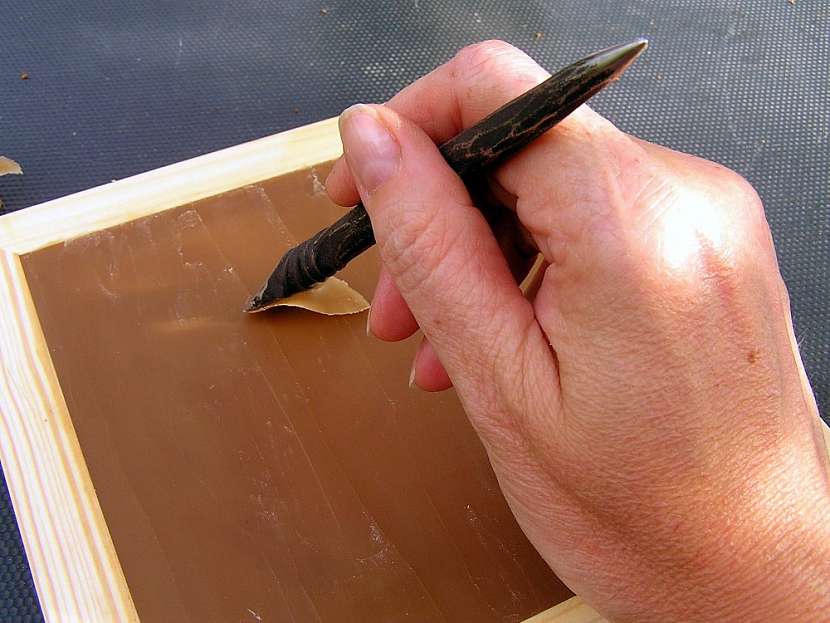Mazací tabulka z vosku: písmo uhlaďte