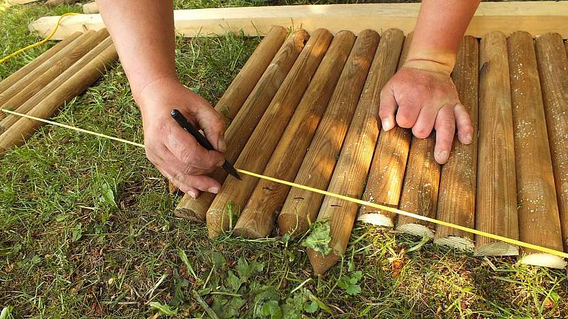 Bylinkový šnek: provázková šablonka pomůže s tvarem pláště spirály i s prořezem