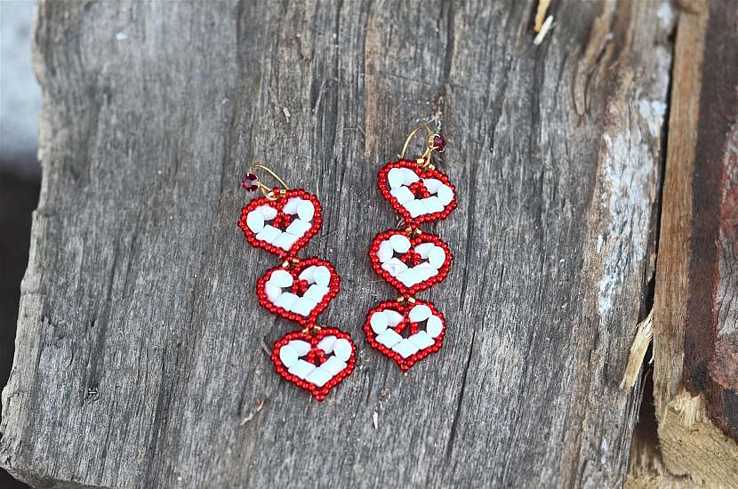 Šité korálkové náušnice jsou originální šperk, který můžete nosit nejen na Valentýna (Zdroj: Darí Fejtková)