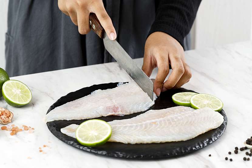 Při zpracování rybího masa mějte po ruce citron