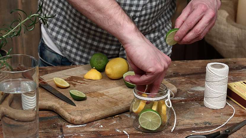 Vonná svíčka proti hmyzu: plátky citrusů vyskádáme do sklenice