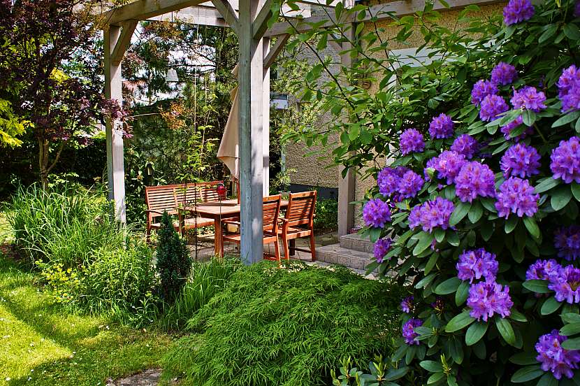 Terasu kryje krásná robustní pergola, která pomáhá vytvářet v létě stín (Zdroj: Depositphotos (https://cz.depositphotos.com))
