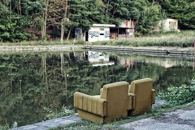 Vtipné posezení u bazénu