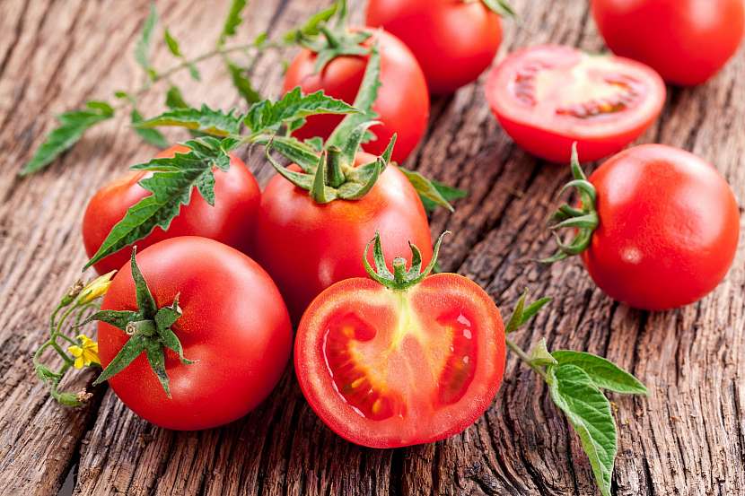 Konzervace rajčat při nadúrodě je skvělý způsob, jak rajčata uchovat (Zdroj: Depositphotos)