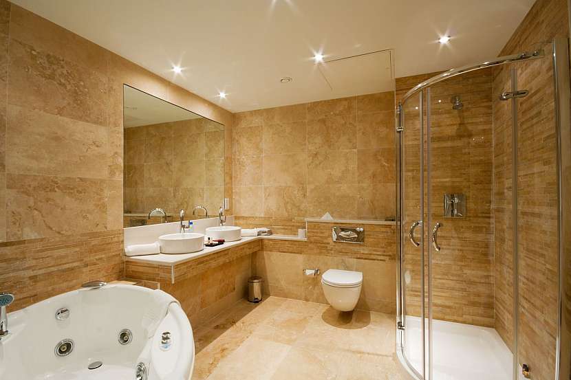 Interiér moderní koupelny s mramorovými obklady