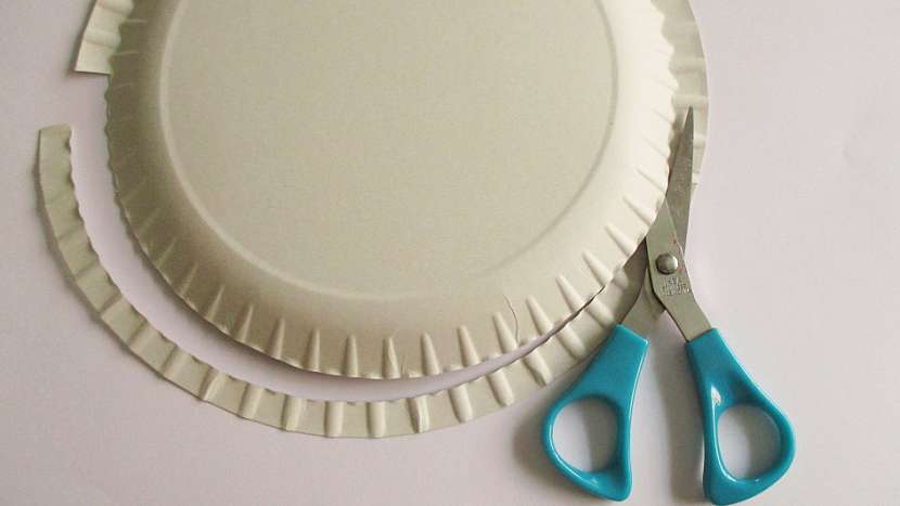 Papírové hodiny pro děti: odstřihněte okraj jednoho talíře