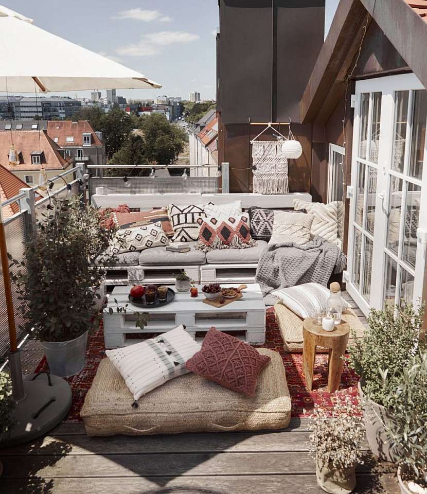 Nemusíte vše pořídit z jedné kolekce, eklektický balkon působí příjemně.